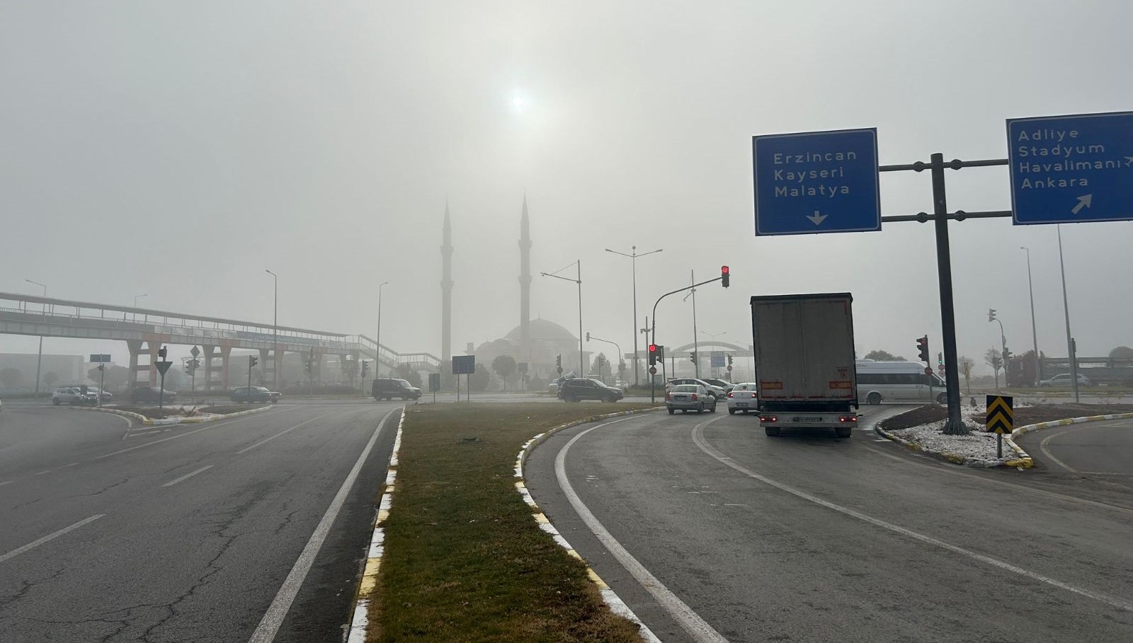 Sivas’ta yoğun sis hayatı olumsuz etkiledi